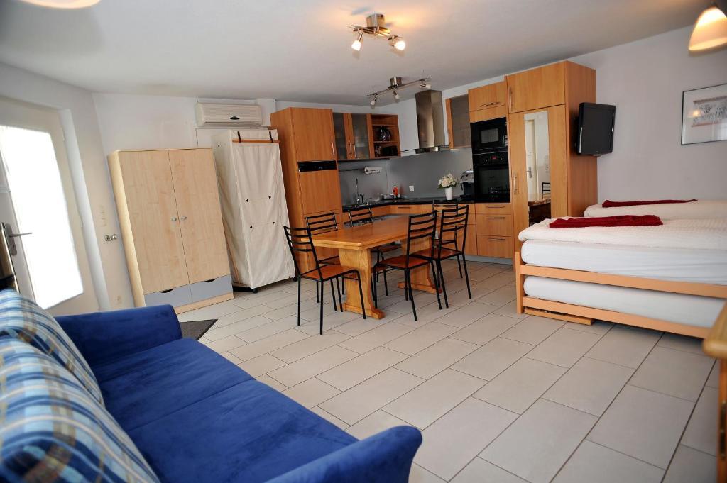 Niros Bed & Breakfast Birsfelden Room photo